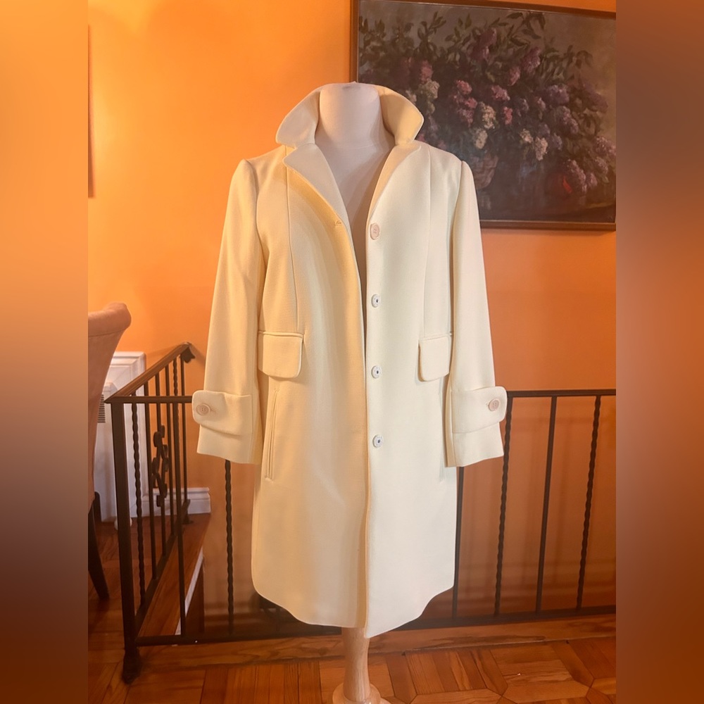 Spring coat, cream color. Size 4 by Ochirly